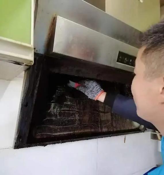如何正确清洗欧普燃气灶（轻松掌握欧普燃气灶清洗技巧）